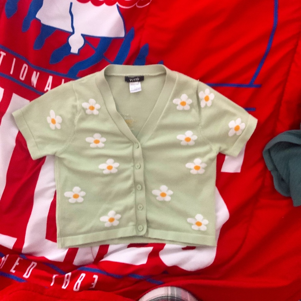 Brand is vivid, color is light green, and size is medium